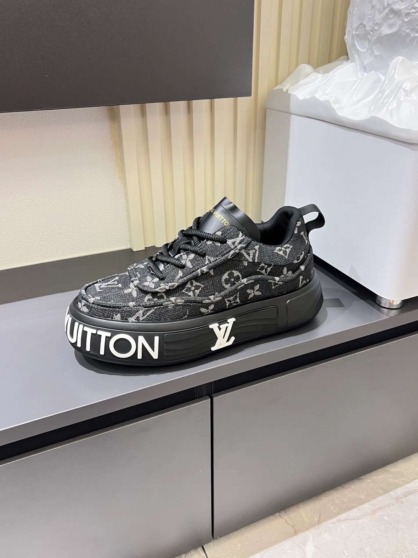 p560 "LOUI* VUITTO*" popular men's casual shoes, genuine development in Italy💯Purchase level quality✔️The upper is made of official website material first-layer cowhide, comfortable and soft sheepskin feet⚡️Fashionable and versatile. The toe last shape is firm and full, and the soles are made from LV original molds and can be freely entered and exited the counter. They are light and comfortable on the foot~purely handmade, details determine the quality! Size:39-44, (38.45 customized)